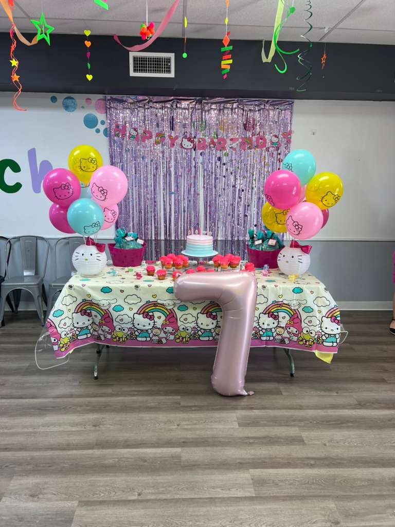 Bizzy Liddle Dee - Hello Kitty Cake Table